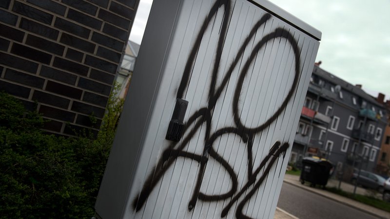 Symbolbild Fremdenhass. Ein Graffiti "No Asyl" steht am 19.04.2016 auf einem Verteilerkasten in Freital (Sachsen). | Bild: picture alliance / dpa | Arno Burgi Symbolbild Fremdenhass. Ein Graffiti "No Asyl" steht am 19.04.2016 auf einem Verteilerkasten in Freital (Sachsen).