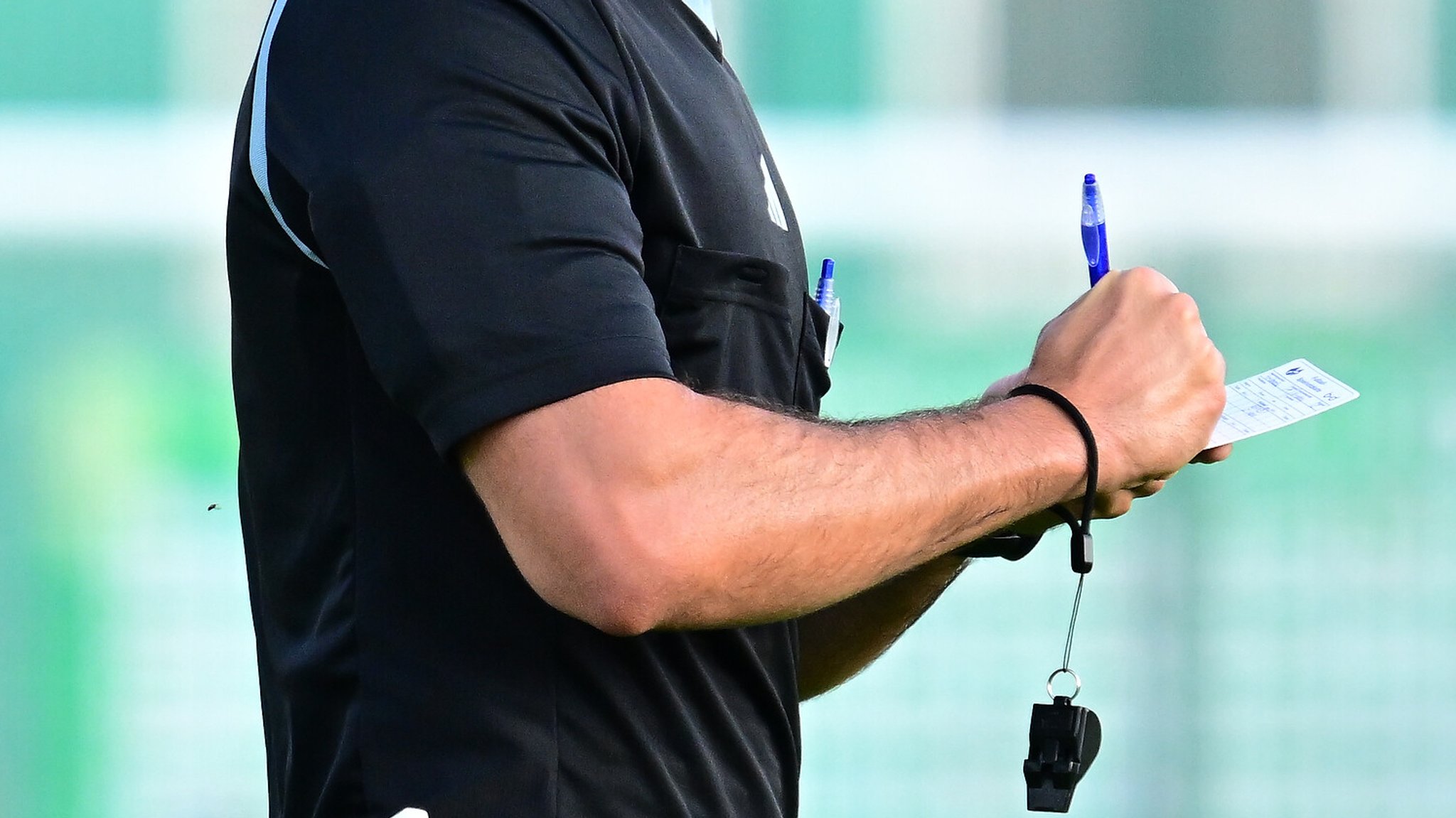 Symbolbild: Schiedsrichter | Bild: picture alliance / Sportfoto Zink / Alexander Schli | Sportfoto Zink / Alexander Schlirf Symbolbild: Schiedsrichter