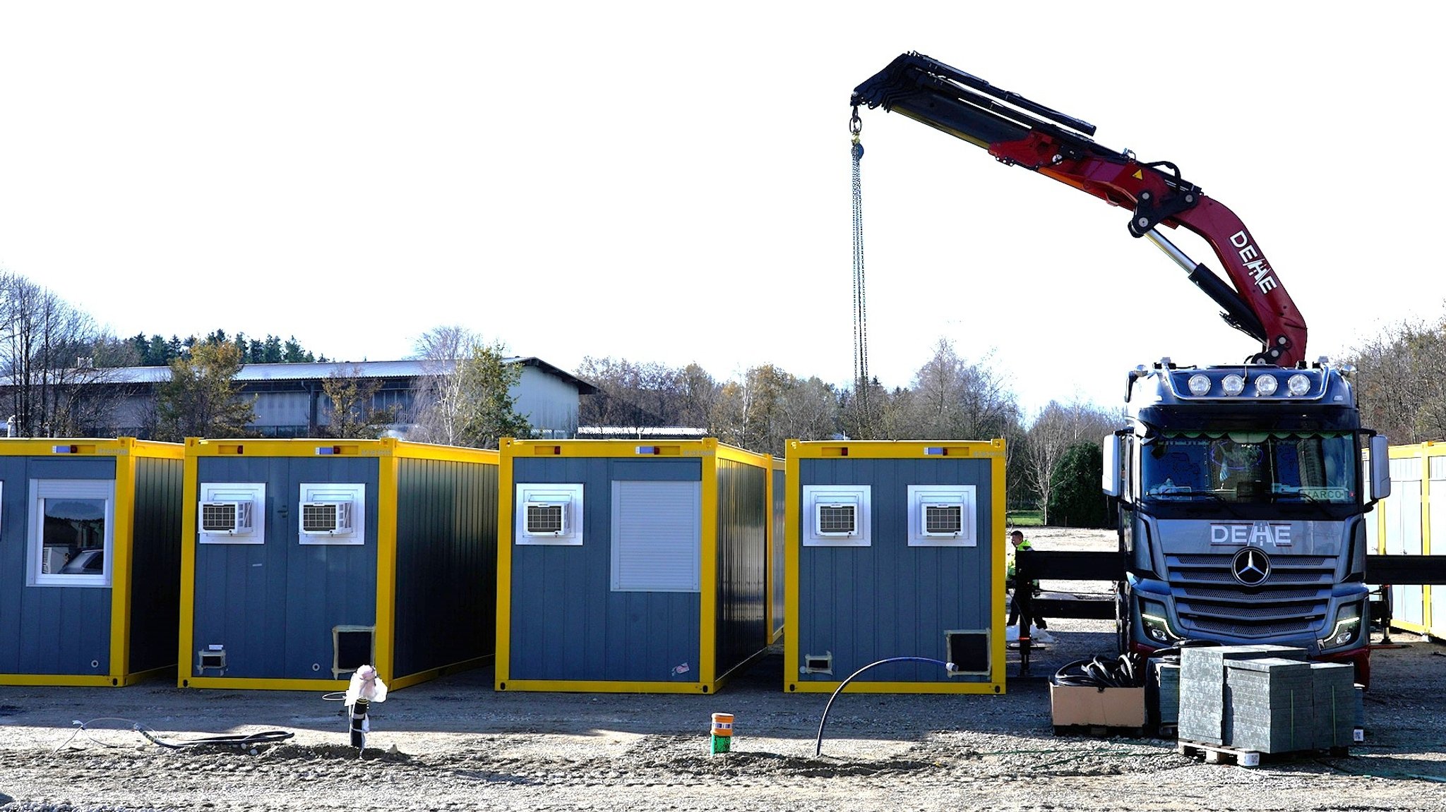 In Warngau werden am Morgen die ersten Container aufgebaut.