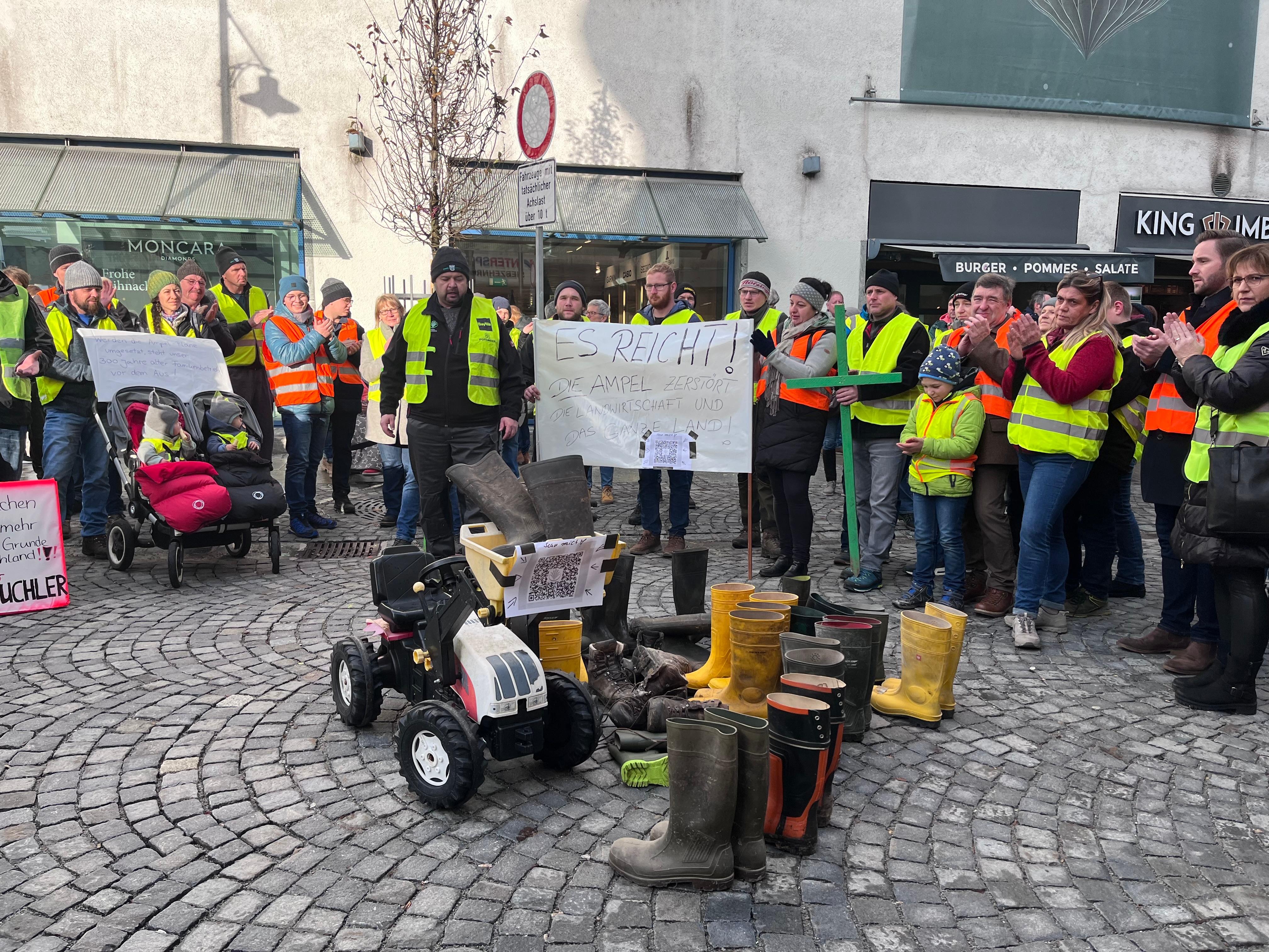 Protest mit Gummistiefeln - Protestierende Landwirte in Rosenheim