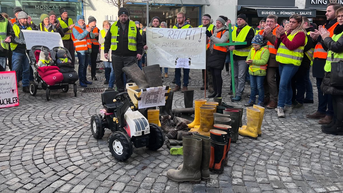 Protest mit Gummistiefeln - Protestierende Landwirte in Rosenheim