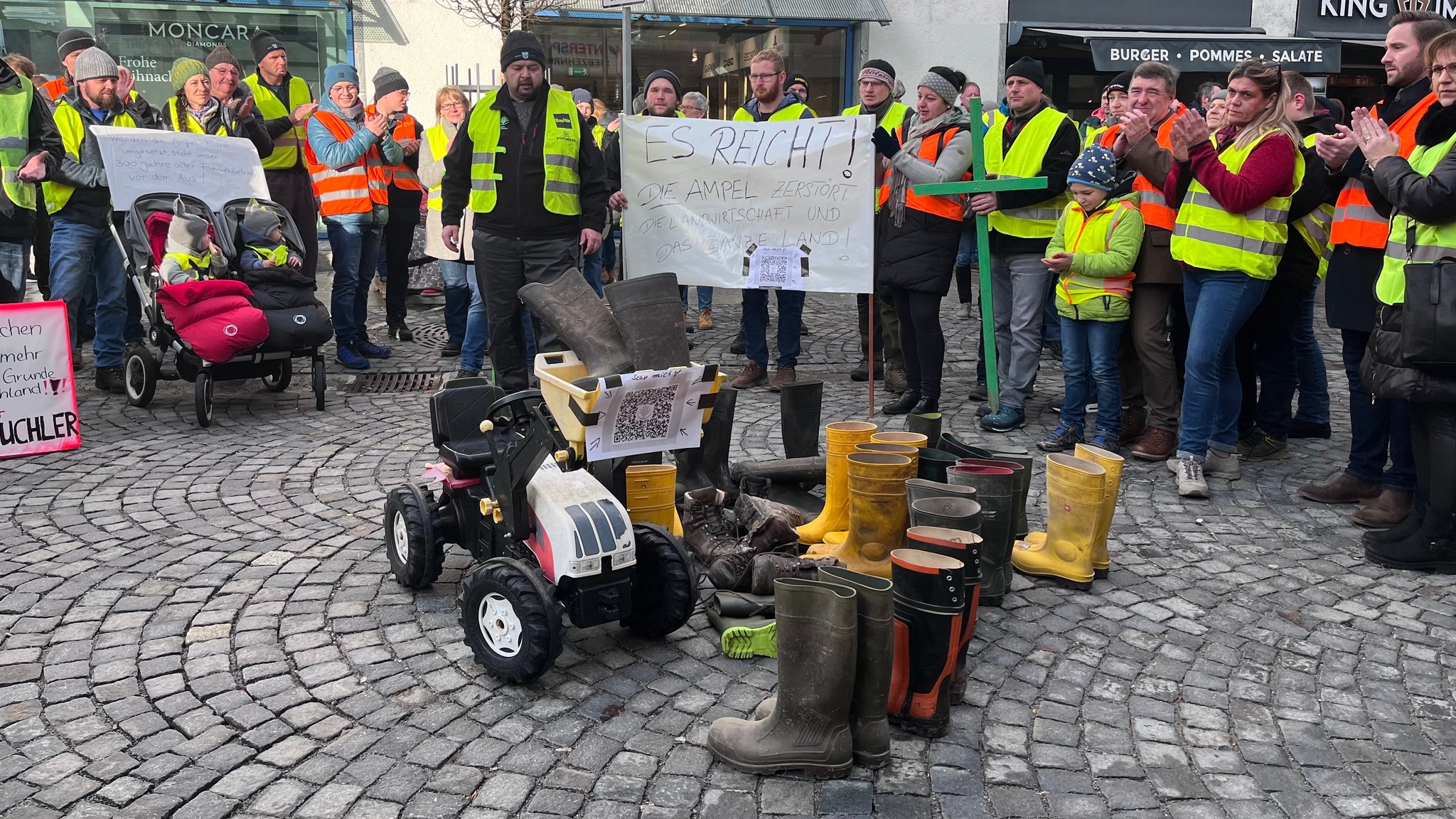 Mit Gummistiefeln gegen Kürzungen - Bauern protestieren