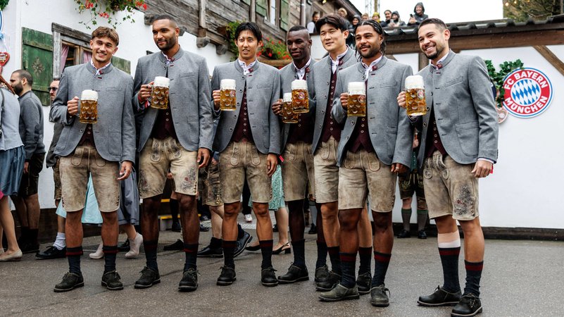 FC Bayern auf der Wiesn | Bild: picture-alliance/dpa FC Bayern auf der Wiesn