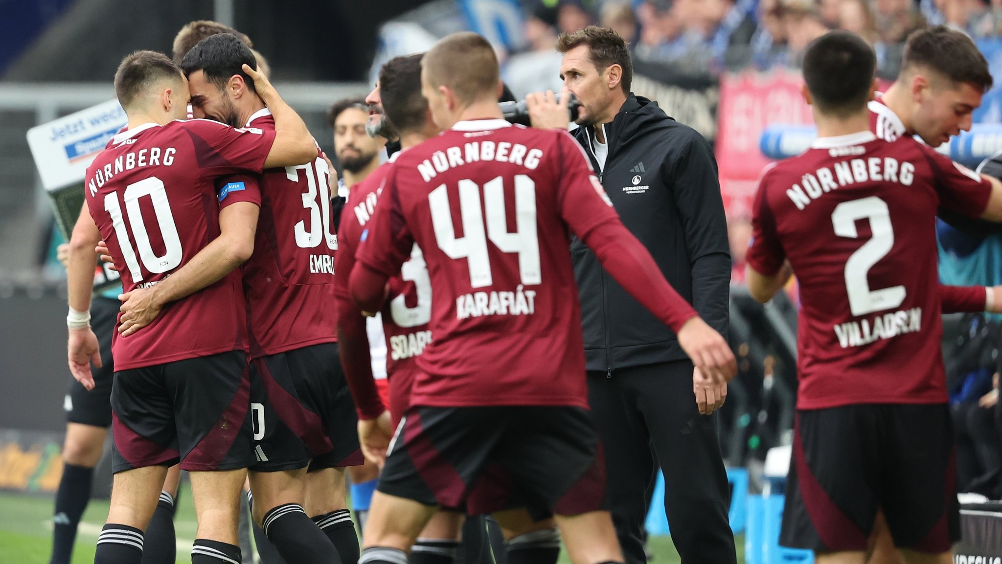 Bilden eine Einheit: Miroslav Klose und die Spieler des 1. FC Nürnberg.