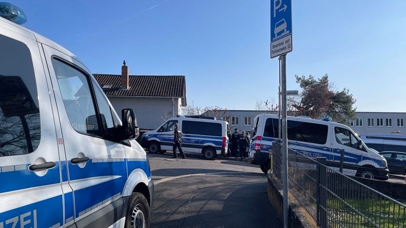 Polizeibeamte durchsuchen Grundstück im Würzburger Stadtteil Sanderau.