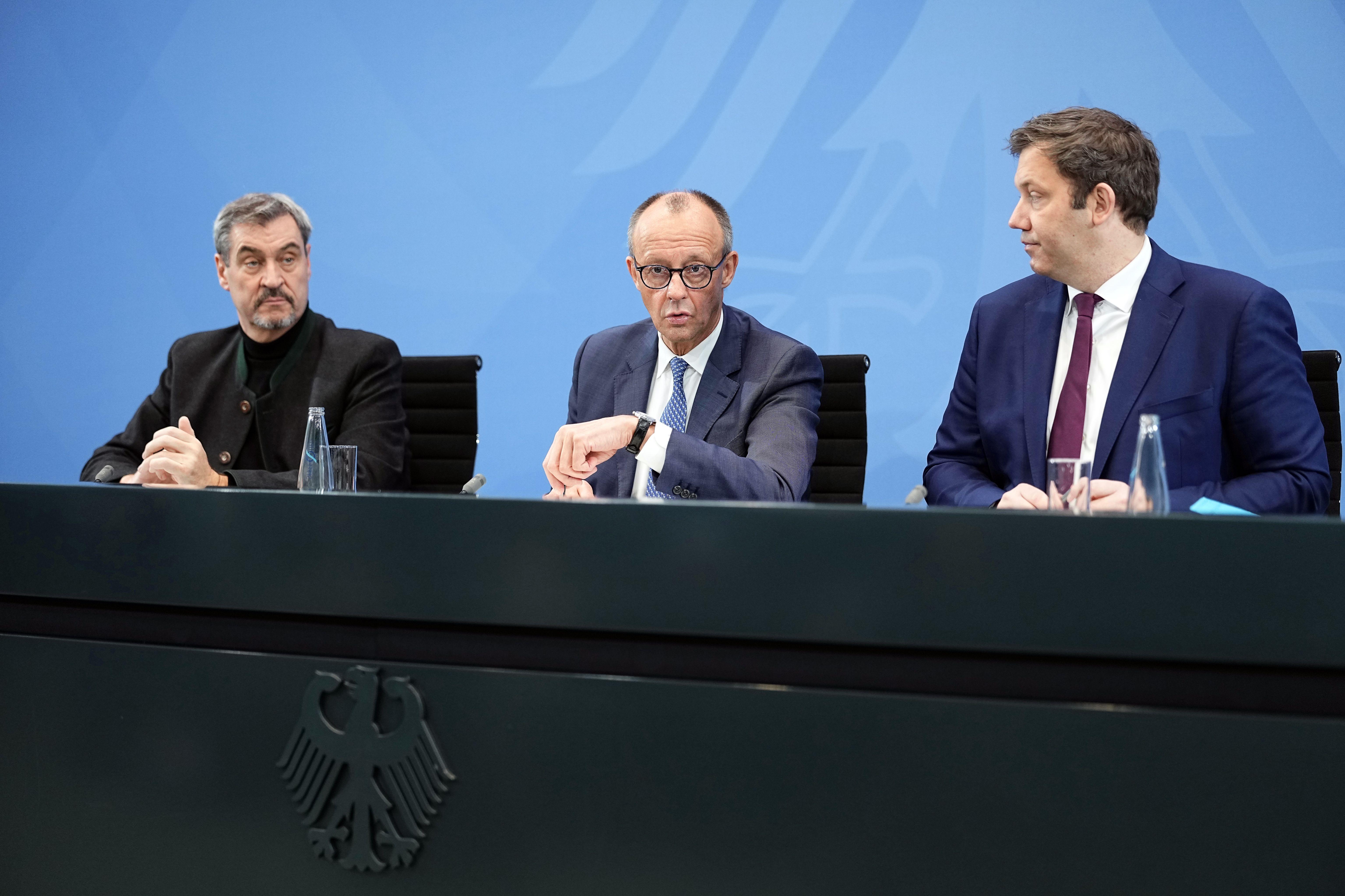 CSU-Chef Markus Söder, Bundeskanzler Friedrich Merz und SPD-Chef Lars Klingbeil nehmen an der Pressekonferenz der Koalitionsspitzen zu den Ergebnissen des Koalitionsausschusses teil.