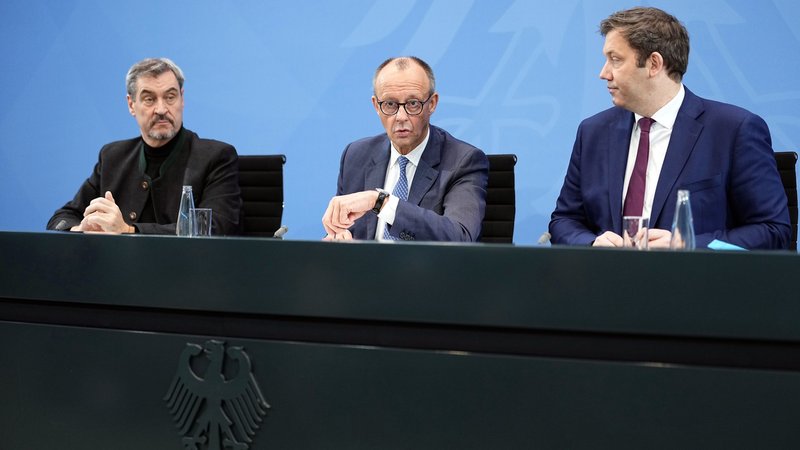 CSU-Chef Markus Söder, Bundeskanzler Friedrich Merz und SPD-Chef Lars Klingbeil nehmen an der Pressekonferenz der Koalitionsspitzen zu den Ergebnissen des Koalitionsausschusses teil. | Bild: dpa-Bildfunk/Michael Kappeler CSU-Chef Markus Söder, Bundeskanzler Friedrich Merz und SPD-Chef Lars Klingbeil nehmen an der Pressekonferenz der Koalitionsspitzen zu den Ergebnissen des Koalitionsausschusses teil.