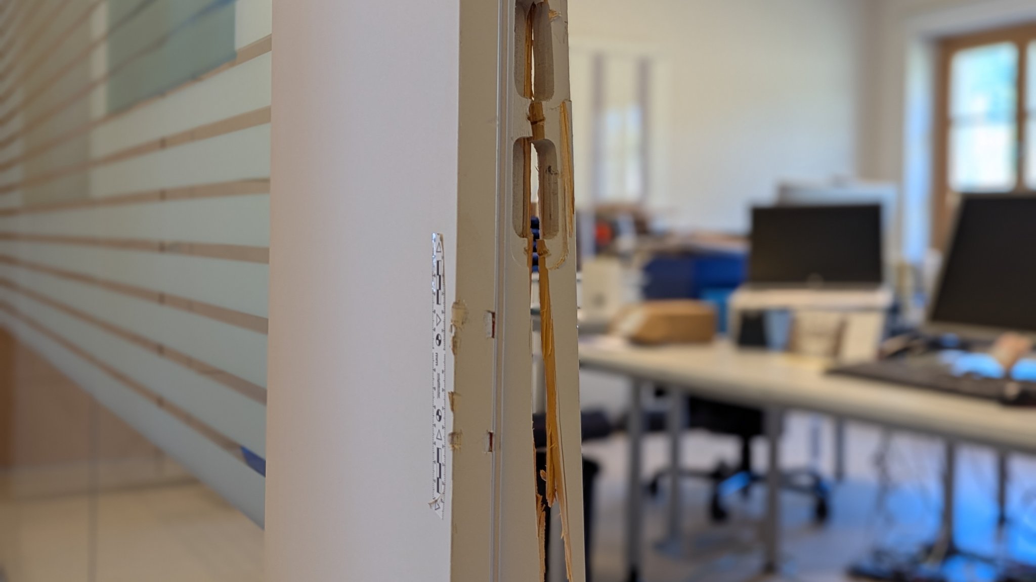 Aufgebrochene Türe im Bildungszentrum | Bild: KZ-Gedenkstätte Flossenbürg Aufgebrochene Türe im Bildungszentrum