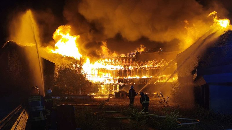 Blick auf das brennende Hotel.