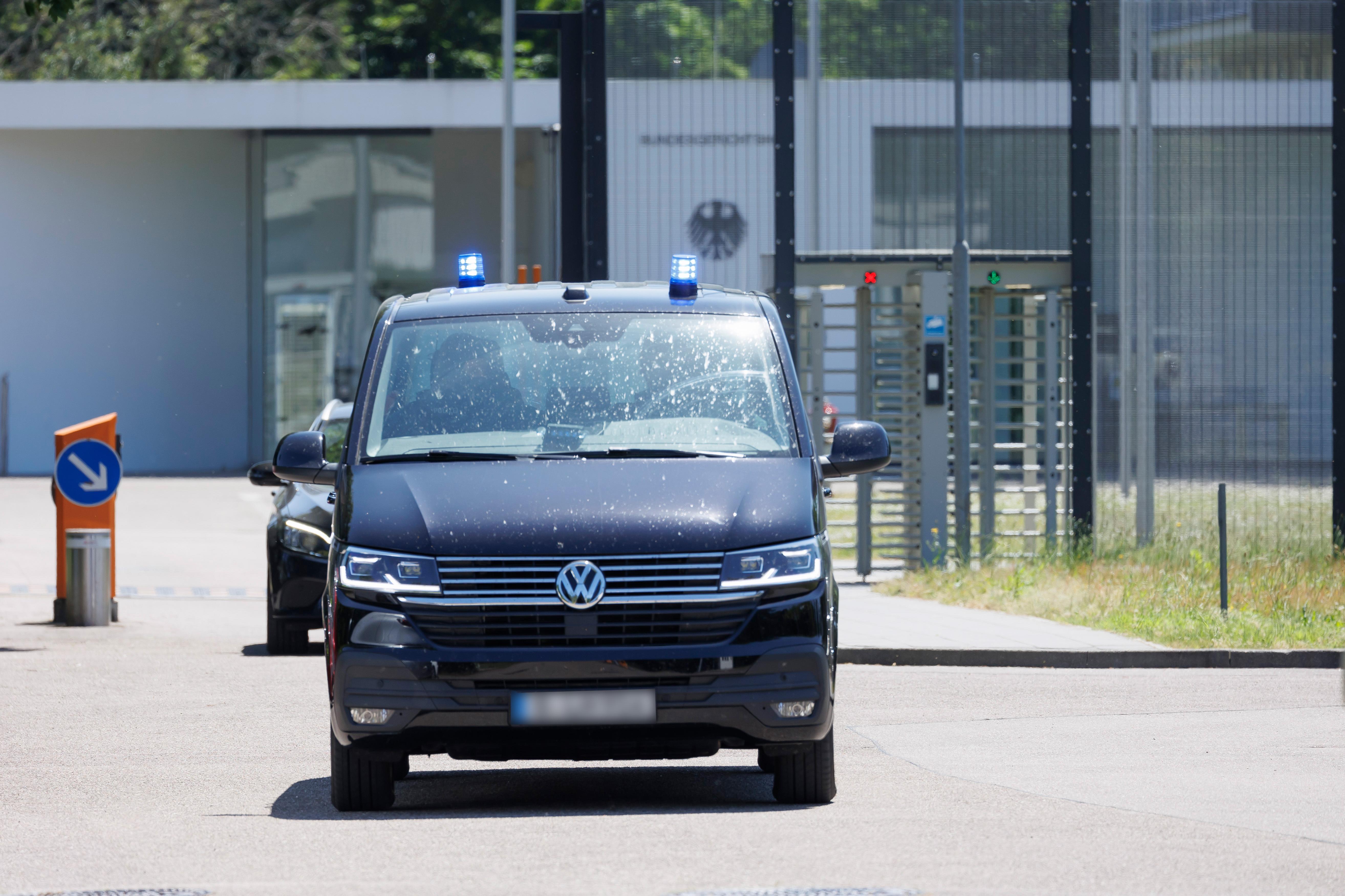 Zivilfahrzeuge mit Blaulicht verlassen das Gelände der Dienststelle Rintheimer Querallee des Bundesgerichtshofs. Die Bundesanwaltschaft hat bei einer Razzia in mehreren Bundesländern sieben mutmaßliche Unterstützer der Terrormiliz Islamischer Staat (IS) festnehmen lassen. Die Beschuldigten wurden am Bundesgerichtshof vorgeführt.