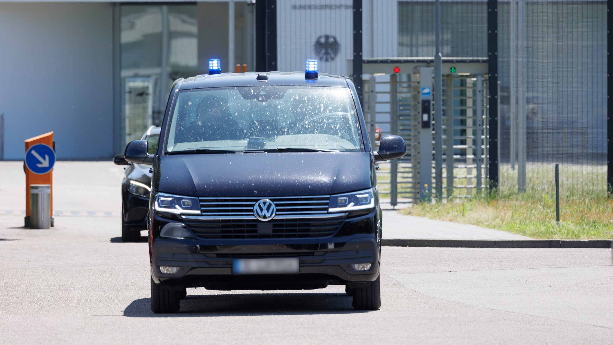 Zivilfahrzeuge mit Blaulicht verlassen das Gelände der Dienststelle Rintheimer Querallee des Bundesgerichtshofs. Die Bundesanwaltschaft hat bei einer Razzia in mehreren Bundesländern sieben mutmaßliche Unterstützer der Terrormiliz Islamischer Staat (IS) festnehmen lassen. Die Beschuldigten wurden am Bundesgerichtshof vorgeführt.