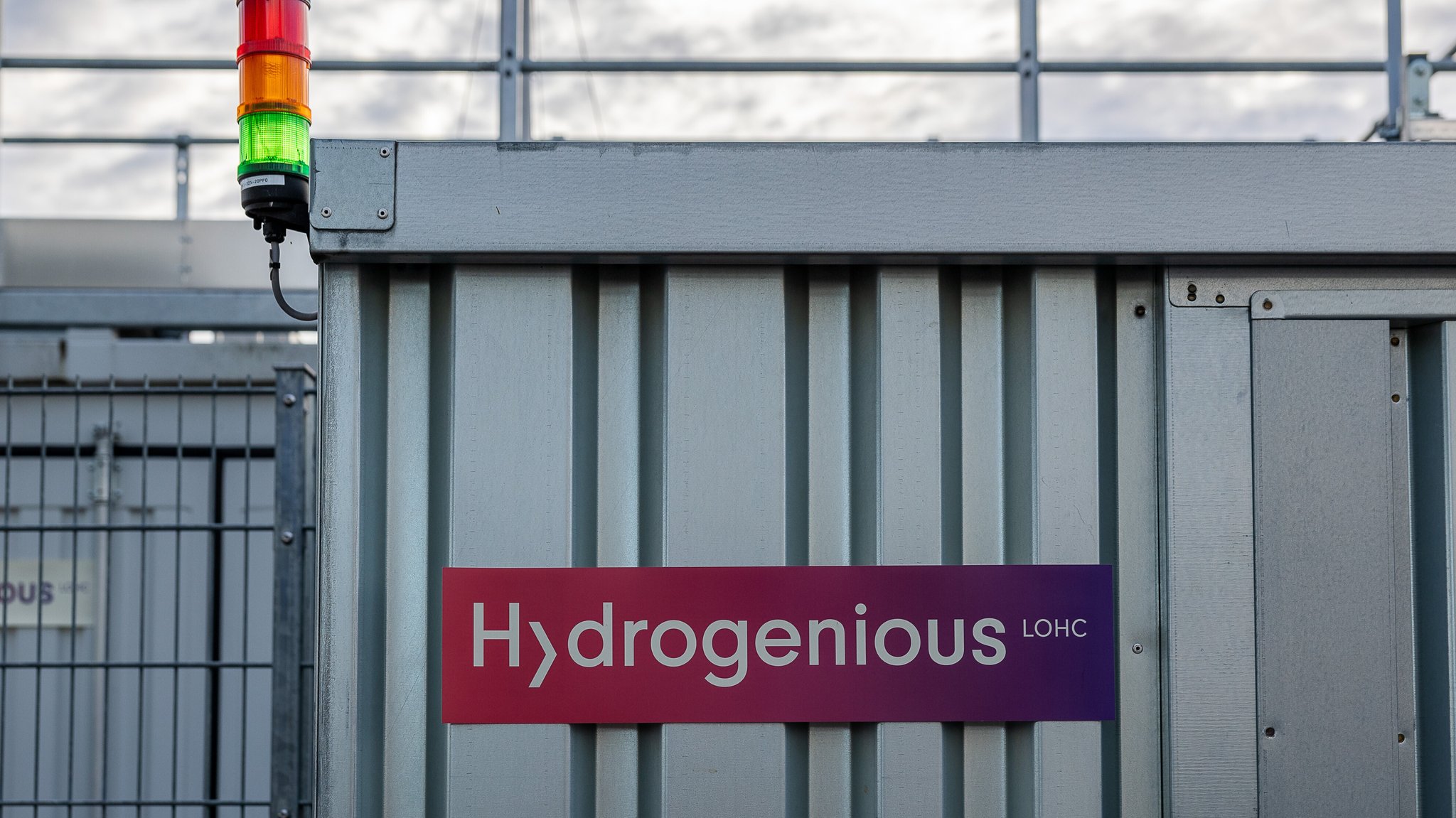 Wasserstofftankstelle mit Schild der Firma Hydrogenious LOHC am Siemens Campus in Erlangen
