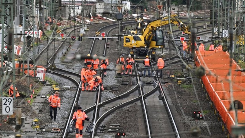 (Symbolbild) Bauarbeiter und ein Bagger arbeiten auf mehreren Gleisen. | Bild: dpa-Bildfunk/Arne Dedert (Symbolbild) Bauarbeiter und ein Bagger arbeiten auf mehreren Gleisen.