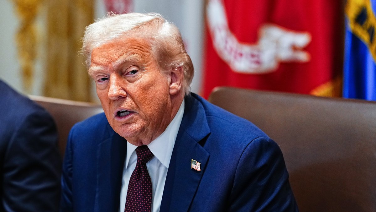 Donald Trump am 26.08.2025 im Weißen Haus in Washington. | Bild: picture alliance / Consolidated News Photos | Aaron Schwartz - Pool via CNP Donald Trump am 26.08.2025 im Weißen Haus in Washington.