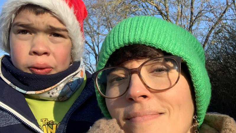Antje Petersen mit ihrem zwölfjährigen Sohn Paul. Er ist an MPS erkrankt. | Bild: Antje Petersen Antje Petersen mit ihrem zwölfjährigen Sohn Paul. Er ist an MPS erkrankt.