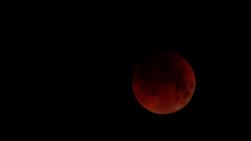 Der "Blutmond" war nur kurz zu sehen. | Bild: BR Der "Blutmond" war nur kurz zu sehen.