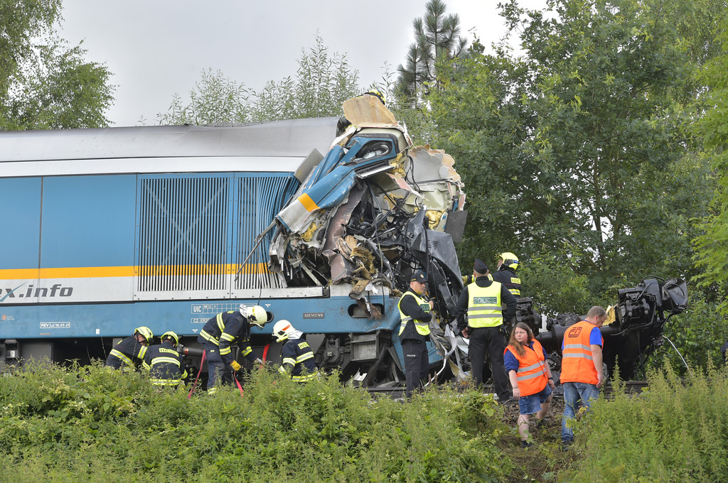 Einer der beiden völlig zerstörten Züge nahe dem Dorf Milavce, etwa 140 Kilometer südwestlich der Hauptstadt Prag.