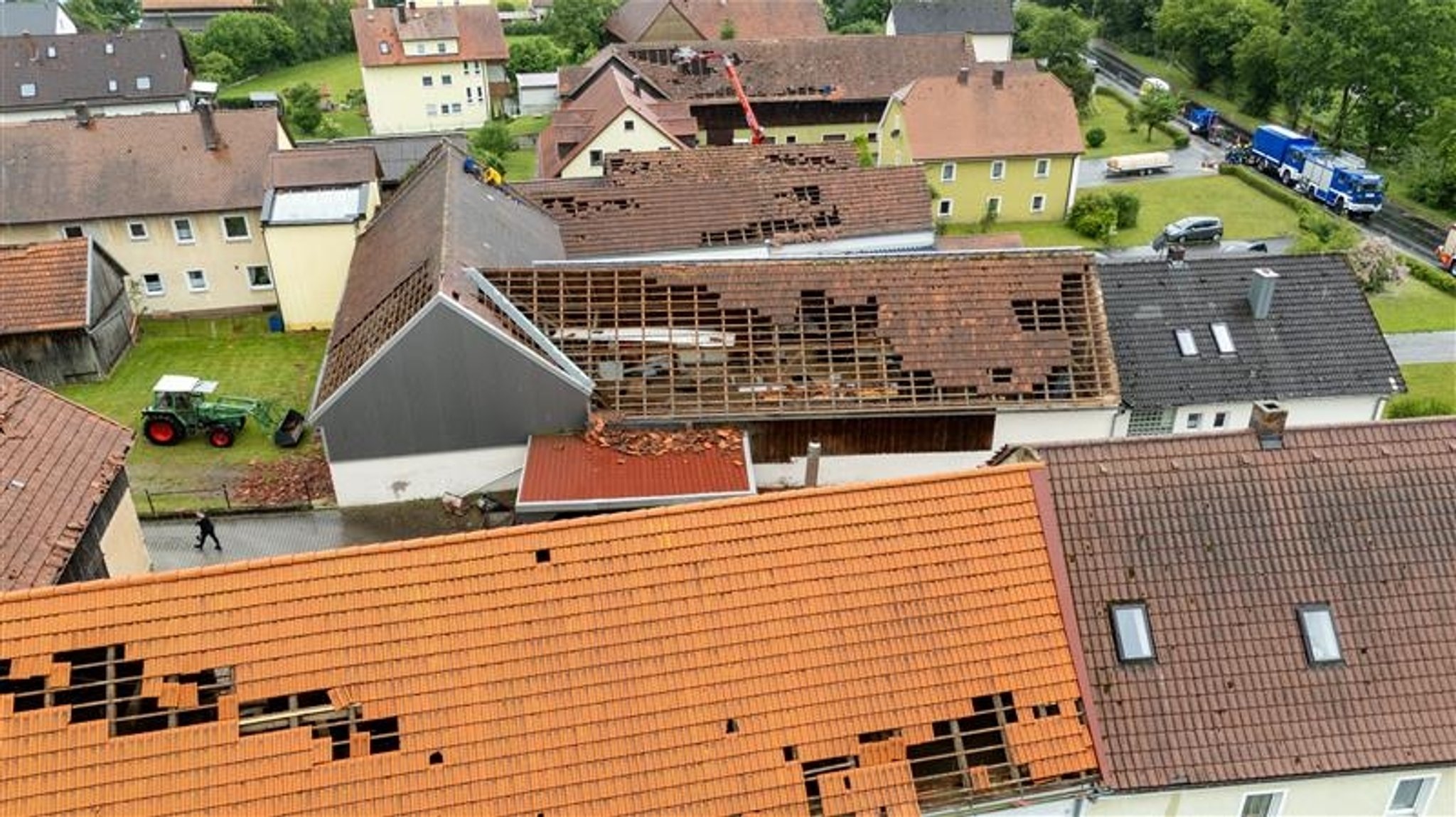 Ein Sturm hat am Samstag in Hahnbach (Landkreis Amberg-Sulzbach) mehrere Dächer abgedeckt. Nun haben die Aufräumarbeiten begonnen. | Bild: NEWS5 / Lars Haubner Ein Sturm hat am Samstag in Hahnbach (Landkreis Amberg-Sulzbach) mehrere Dächer abgedeckt. Nun haben die Aufräumarbeiten begonnen.
