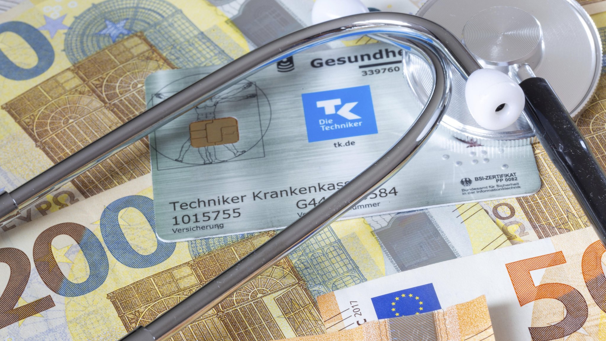 Krankenversicherung Symbolbild: Krankenkarte, Stethoskop und Bargeld | Bild: picture alliance / imageBROKER | Udo Herrmann Krankenversicherung Symbolbild: Krankenkarte, Stethoskop und Bargeld