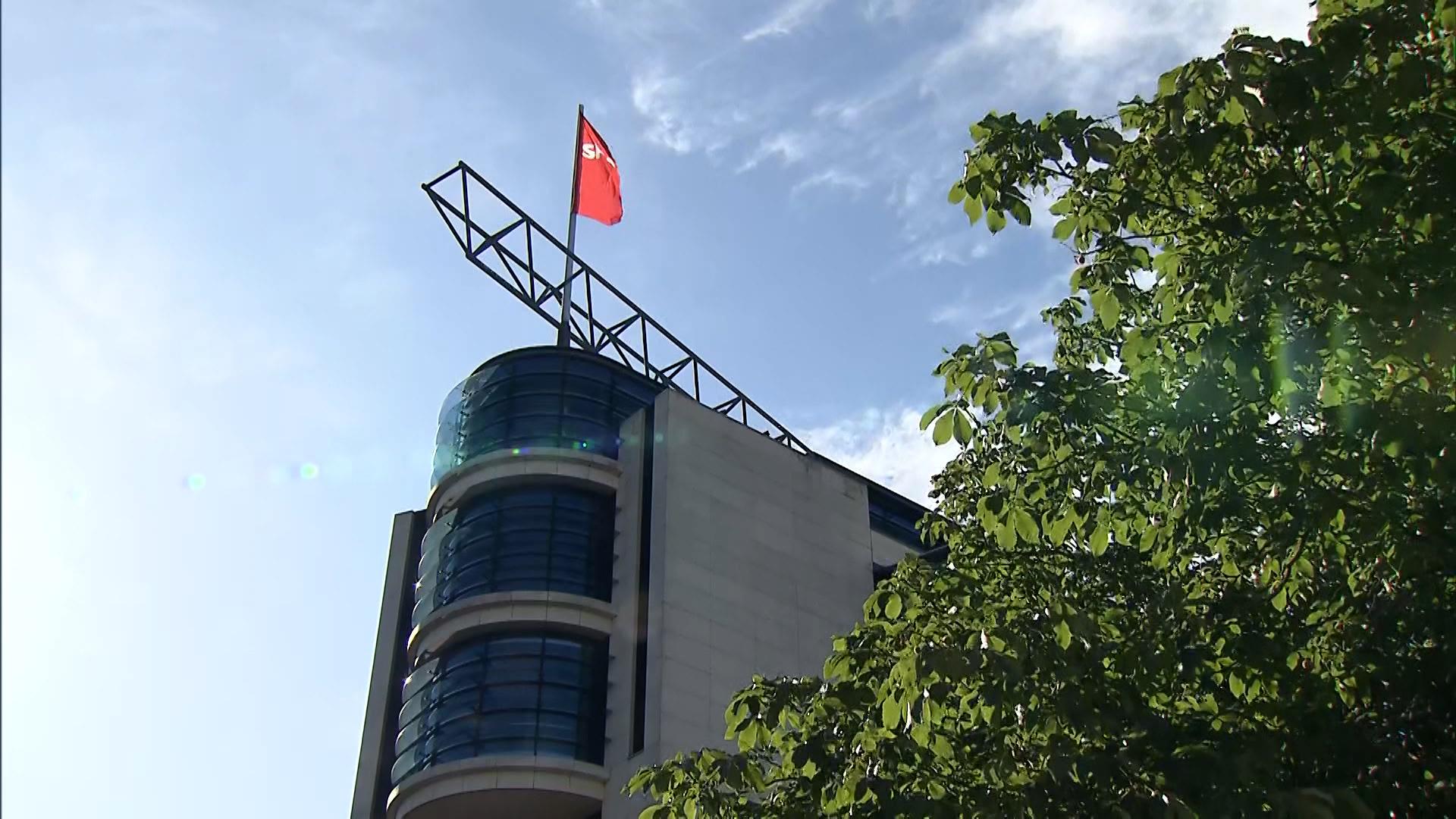 SPD-Fahne weht auf einem Gebäude