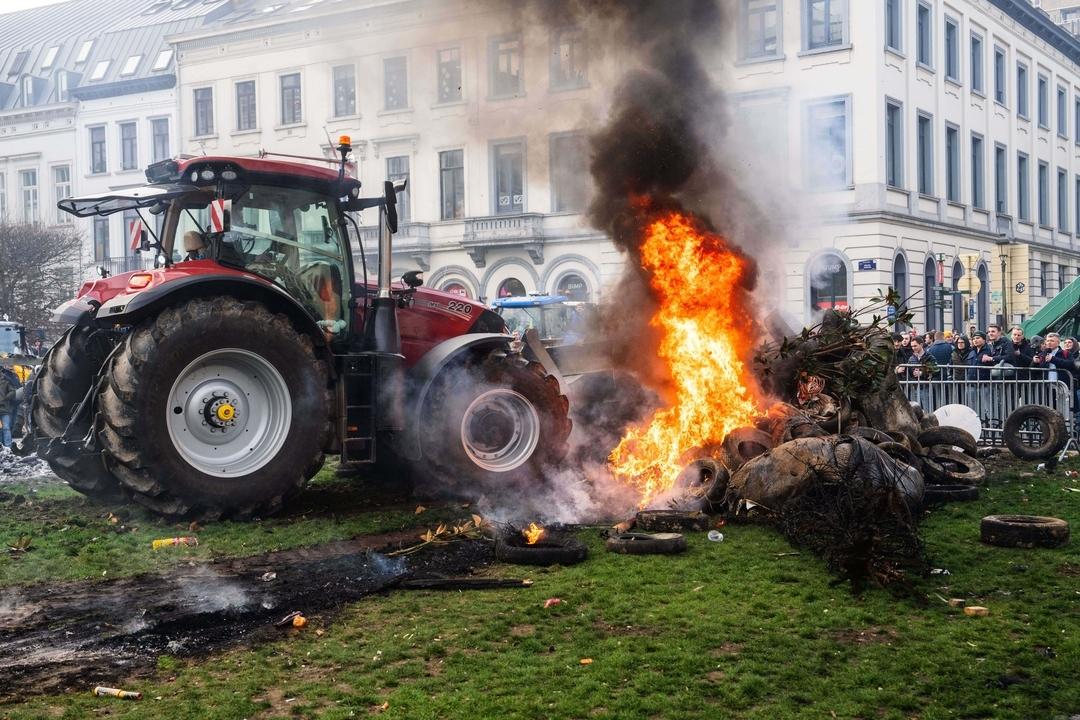 Demonstranten verbrennen Reifen während einer Demonstration europäischer Landwirte vor dem EU-Gipfeltreffen in Brüssel.