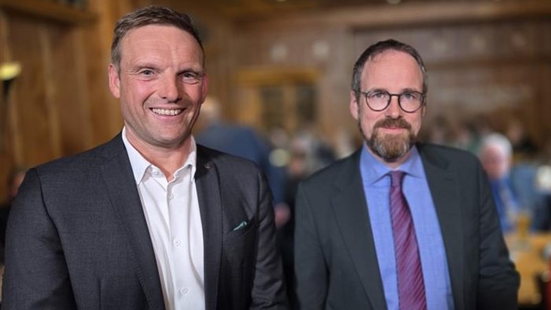 Im Wahlkampf wurde in Erlangen viel über Infrastruktur, aber auch über sinkende Gewerbesteuereinnahmen diskutiert. Wie stehen die Kandidaten dazu? Oberbürgermeister Florian Janik von der SPD möchte das Rathaus verteidigen, im 1. Wahlgang lag sein Konkurrent Jörg Volleth von der CSU vorne. | Bild: BR/Julius Kolb Im Wahlkampf wurde in Erlangen viel über Infrastruktur, aber auch über sinkende Gewerbesteuereinnahmen diskutiert. Wie stehen die Kandidaten dazu? Oberbürgermeister Florian Janik von der SPD möchte das Rathaus verteidigen, im 1. Wahlgang lag sein Konkurrent Jörg Volleth von der CSU vorne.