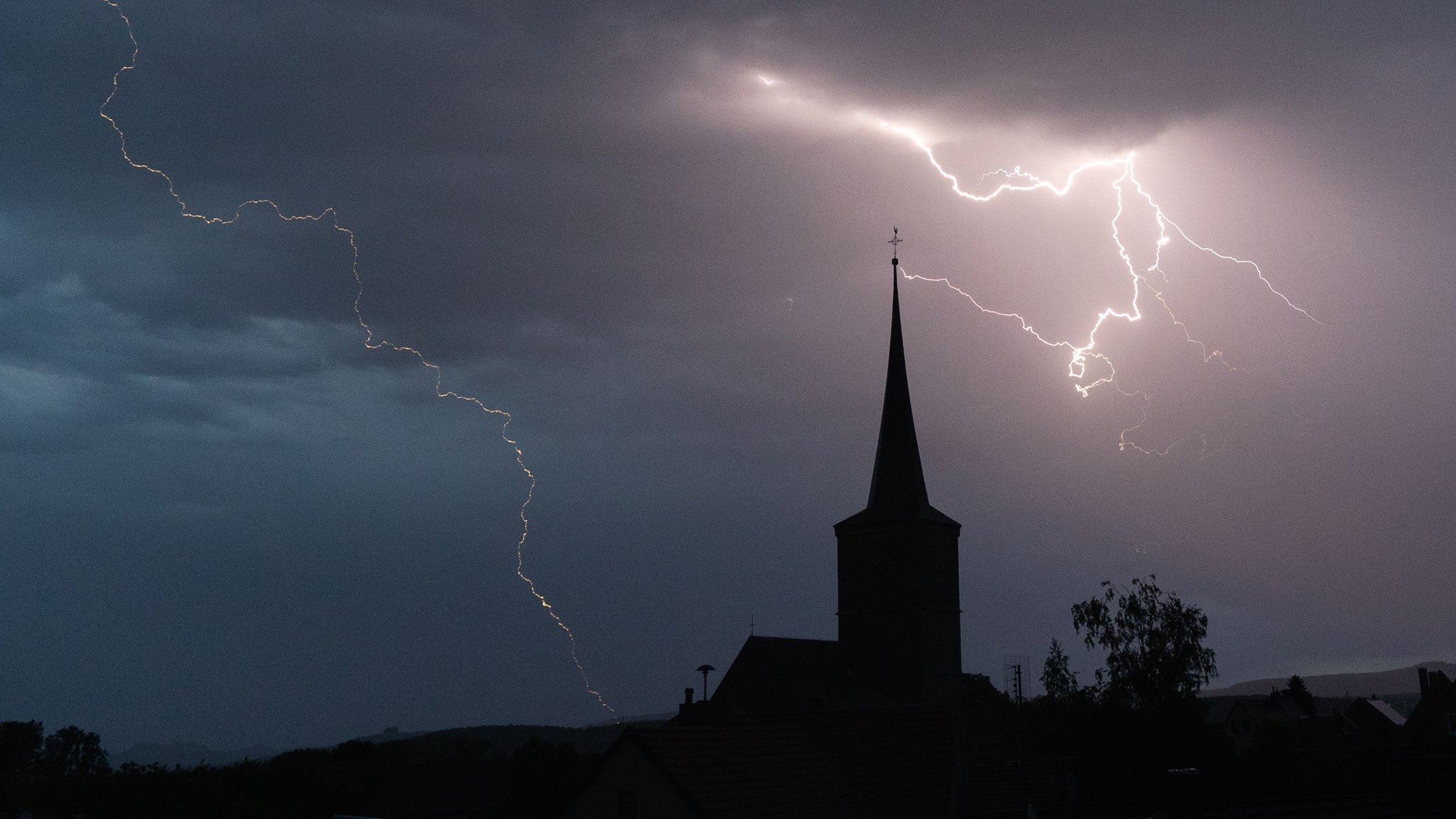 Unwetter in Bayern: Familie durch herabstürzenden Ast verletzt