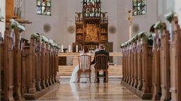Symbolbild: Hochzeit in einer Kirche | Bild:Designerstück/Julia Müller