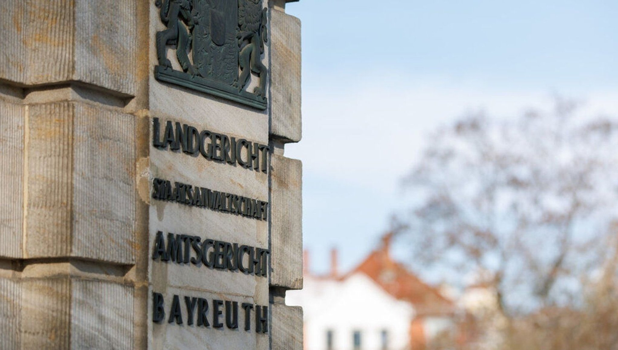 An einer Sandsteinmauer ist Landgericht, Staatsanwaltschaft, Amtsgericht Bayreuth zu lesen. 