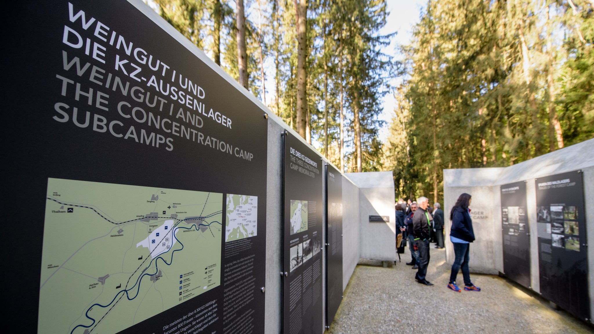 Infotafeln sind am Gedenkort "Waldlager" an der KZ-Gedenkstätte bei Waldkraiburg zu sehen. Die Gedenkorte "Waldlager" und "Massengrab" zur Erinnerung an die Opfer der KZ-Außenlager im Mühldorfer Hart sind seit April 2018 für die Öffentlichkeit zugänglich.