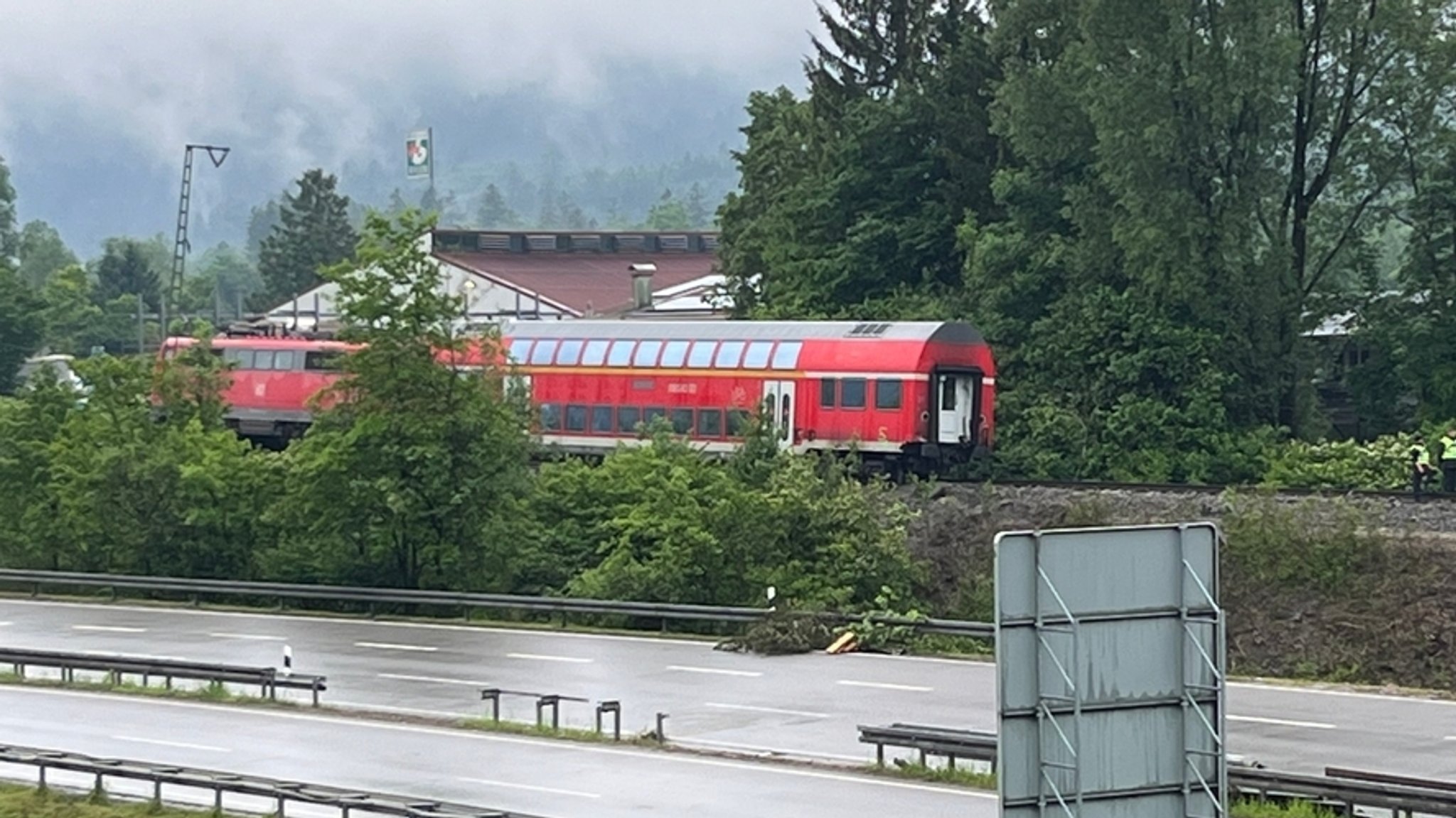 Zugunglück bei Garmisch: Bergung von Lok und Waggon