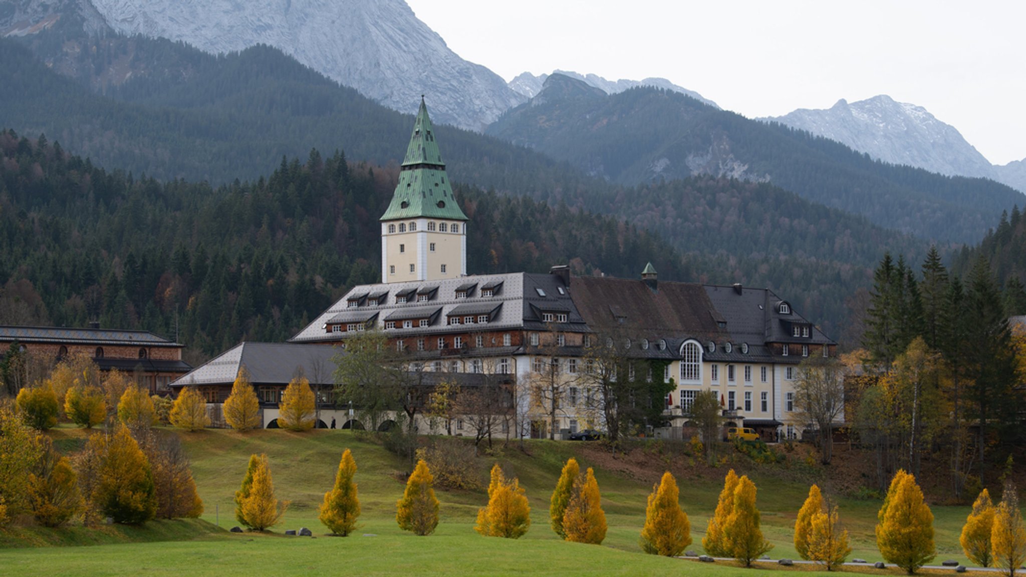 Das Hotel Schloss Elmau bei Garmisch-Partenkirchen in Oberbayern. Hier wird im Juni das Gipfeltreffen der G-7-Staaten stattfinden.