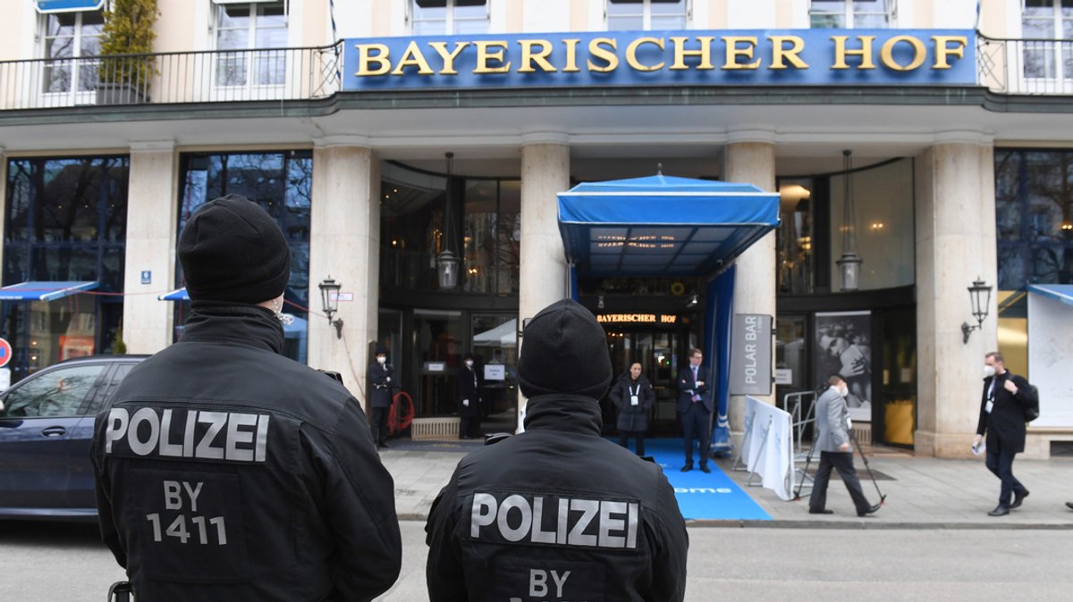 ayern, München: Polizisten stehen zu Beginn der Münchner Sicherheitskonferenz vor dem Hotel Bayerischer Hof.