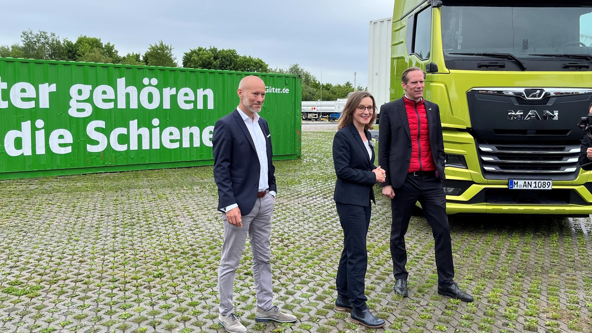 Professor Christian Haas, DB Cargo Chefin Sigrid Nikutta und MAN Entwicklungsvorstand Frederik Zohm 