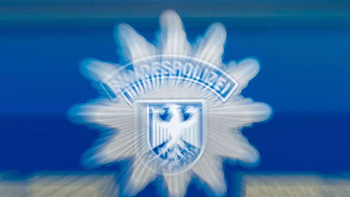 Abzeichen der Bundespolizei auf einem Dienstwagen (Symbolbild mit Effekt)