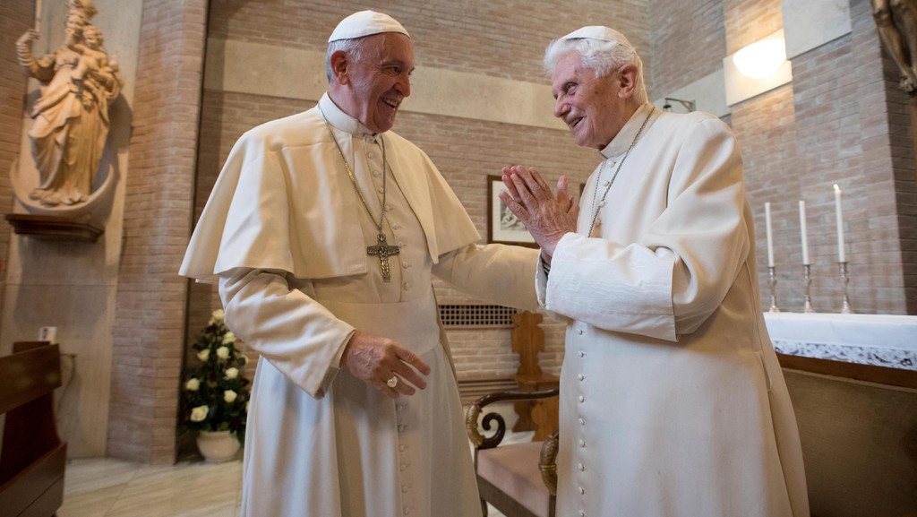 Papst Franziskus (l.) und der ehemalige Papst Benedikt XVI. (r.) in einer Kapelle des Vatikans. 