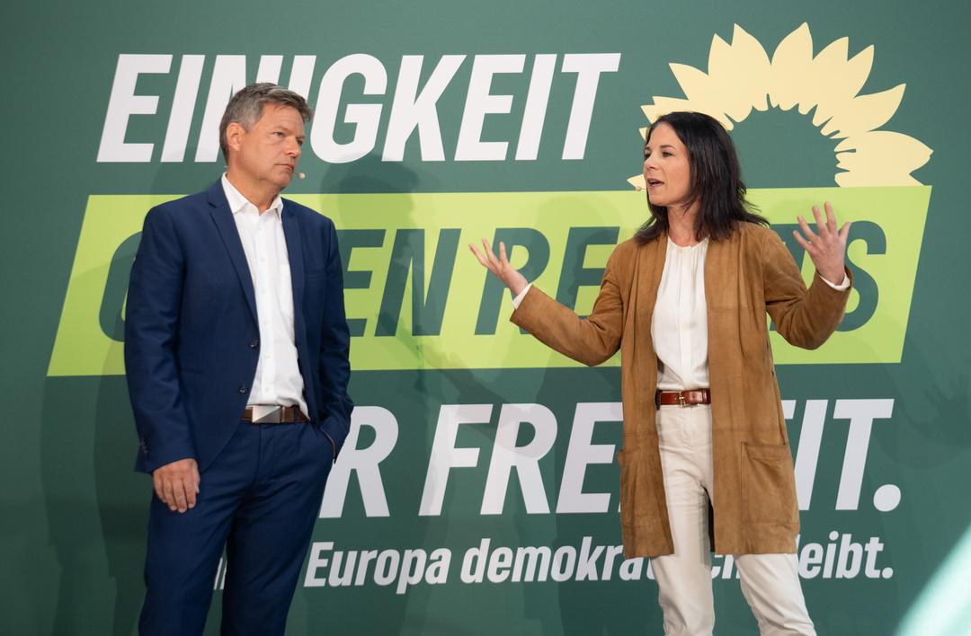 Annalena Baerbock spricht während des Auftakts der Europawahlkampf-Tour der Grünen neben Robert Habeck.