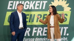 Annalena Baerbock spricht während des Auftakts der Europawahlkampf-Tour der Grünen neben Robert Habeck. | Bild:dpa-Bildfunk/Sebastian Gollnow