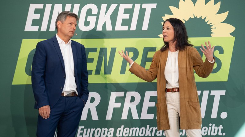 Annalena Baerbock spricht während des Auftakts der Europawahlkampf-Tour der Grünen neben Robert Habeck. | Bild: dpa-Bildfunk/Sebastian Gollnow Annalena Baerbock spricht während des Auftakts der Europawahlkampf-Tour der Grünen neben Robert Habeck.