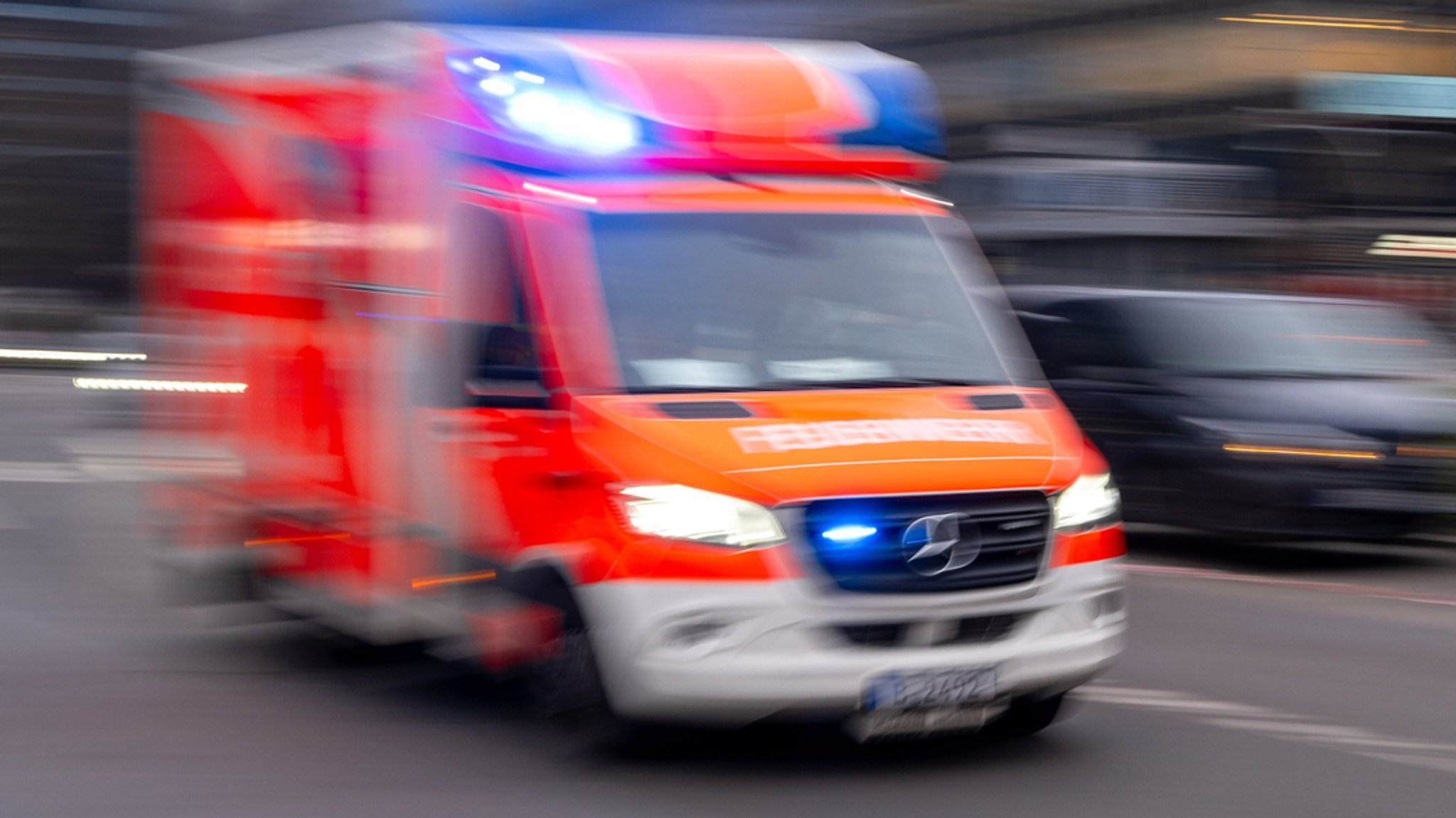 Für eine 80-jährige Fußgängerin kam jede Hilfe zu spät: Sie wurde in Grünwald von einem Pkw erfasst, der beim Ausparken mit hohem Tempo auf den Gehsteig geriet.