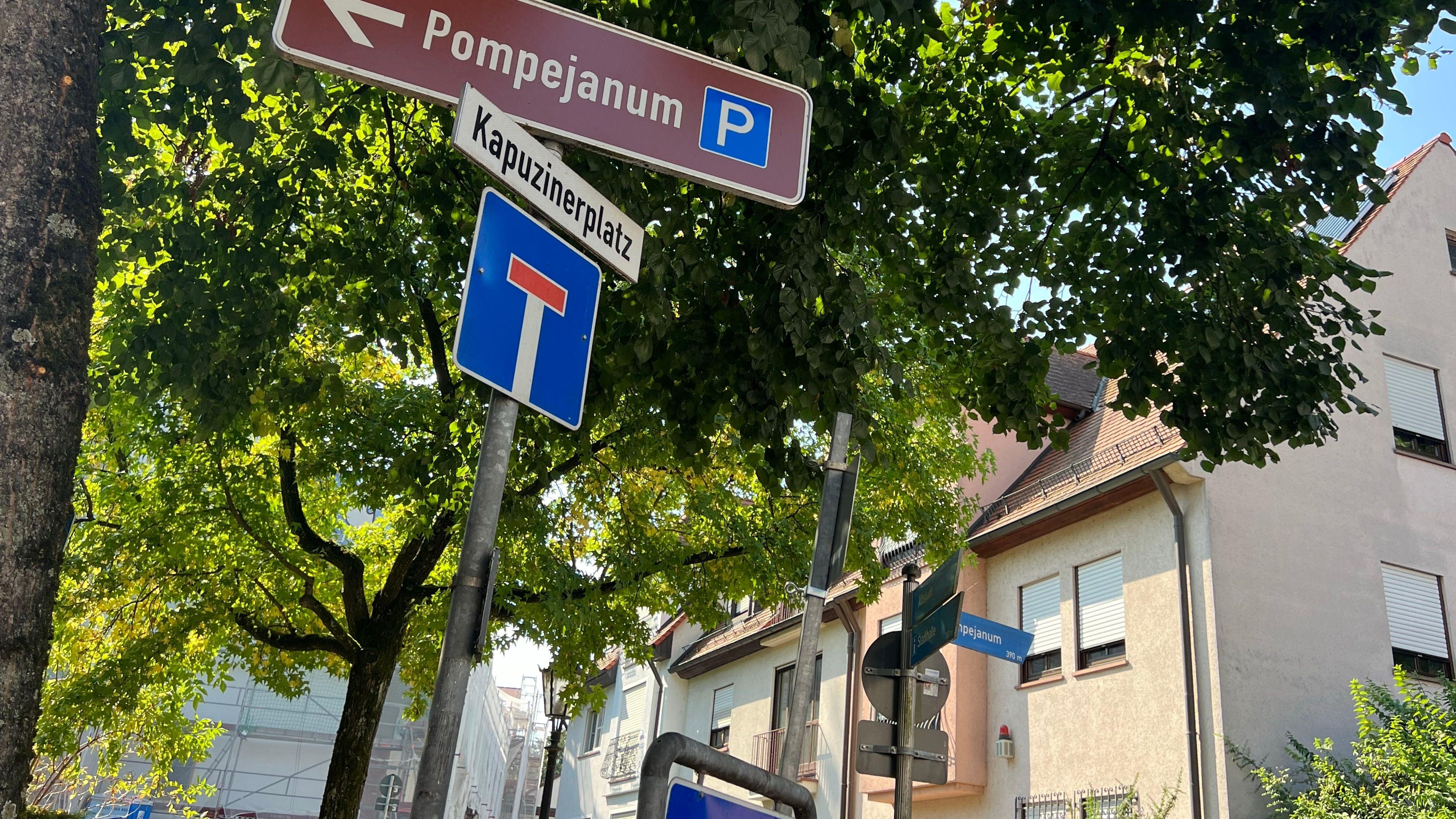 Schilder am Kapuzinerplatz in Aschaffenburg.