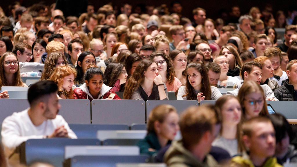 Erstsemester in Köln 2019 | Bild: picture alliance / Geisler-Fotopress | Christoph Hardt/Geisler-Fotopress Erstsemester in Köln 2019