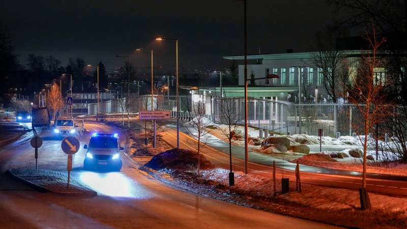 Einsatzkräfte der Polizei an der US-Botschaft in Oslo | Bild: picture alliance / NTB | Javad Parsa Einsatzkräfte der Polizei an der US-Botschaft in Oslo