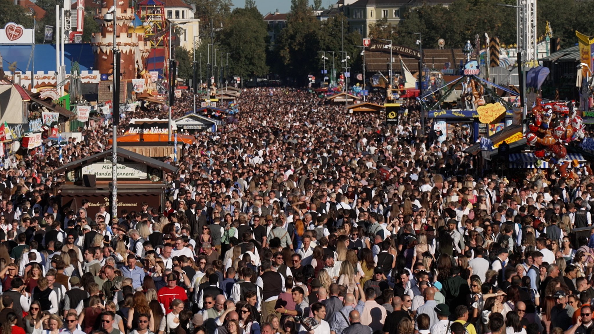 Am mittleren Samstag ist es beim Oktoberfest 2026 wieder zu einem enormen Gedränge gekommen. | Bild: BR/Dominik Schlederer Am mittleren Samstag ist es beim Oktoberfest 2026 wieder zu einem enormen Gedränge gekommen.