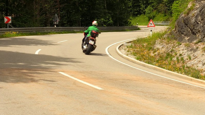 Auf der B307 am Sylvensteinspeicher plötzlich große Öllachen mitten auf der Fahrbahn. Das Ganze erinnert an ähnliche Vorfälle, die es vor über 10 Jahren im Unterallgäu gab - damals kam ein Motorradfahrer ums Leben. Die Polizei vermutet Absicht.. | Bild: BR Auf der B307 am Sylvensteinspeicher plötzlich große Öllachen mitten auf der Fahrbahn. Das Ganze erinnert an ähnliche Vorfälle, die es vor über 10 Jahren im Unterallgäu gab - damals kam ein Motorradfahrer ums Leben. Die Polizei vermutet Absicht..
