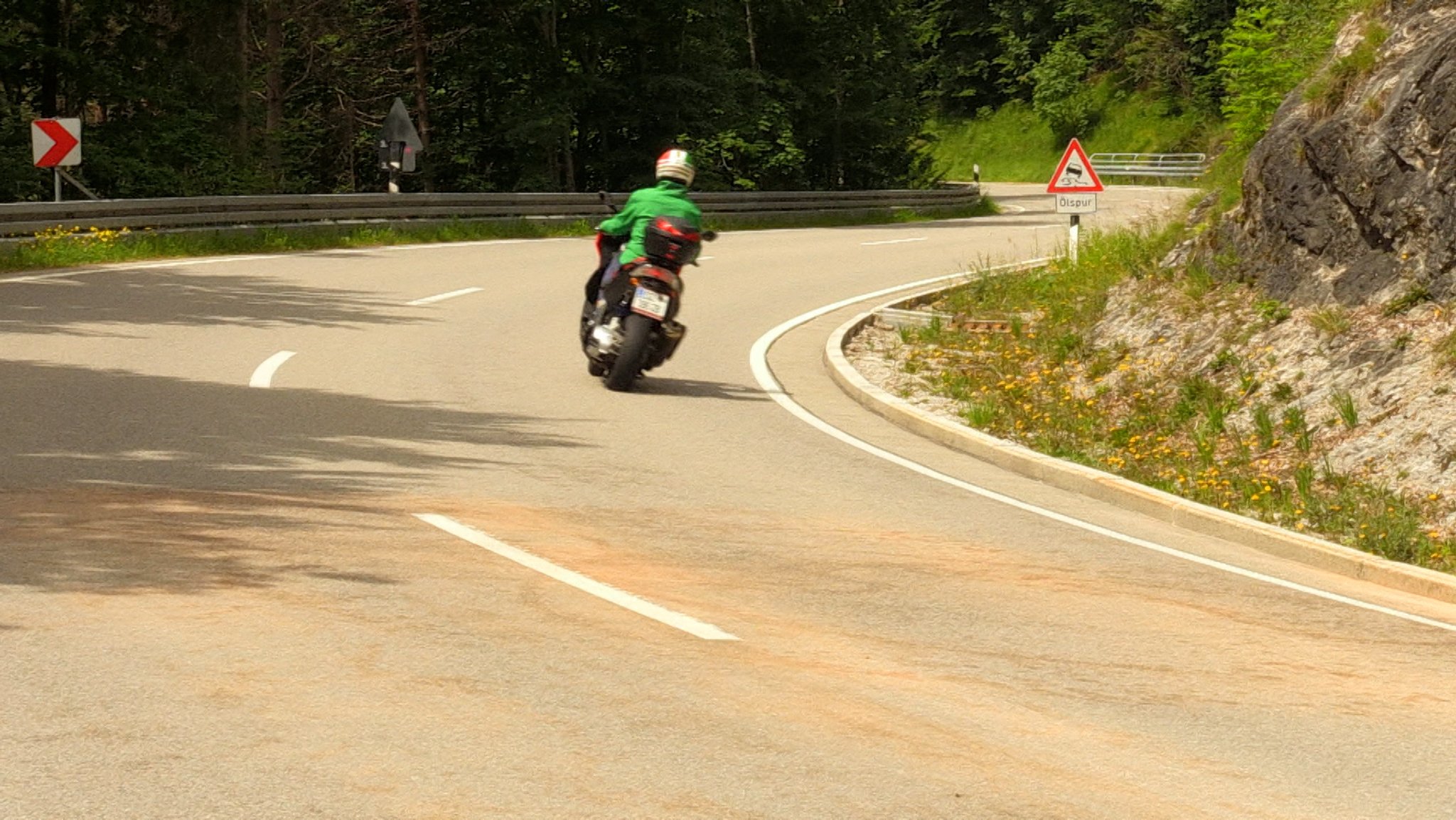 Auf der B307 am Sylvensteinspeicher plötzlich große Öllachen mitten auf der Fahrbahn. Das Ganze erinnert an ähnliche  Vorfälle, die es vor über 10 Jahren im Unterallgäu gab - damals kam ein Motorradfahrer ums Leben. Die Polizei vermutet Absicht..