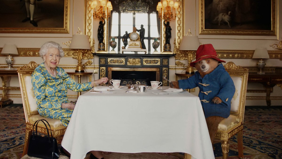 Queen Elisabeth II. und Paddington in einem Video zum 70. Thronjubiläum 2022