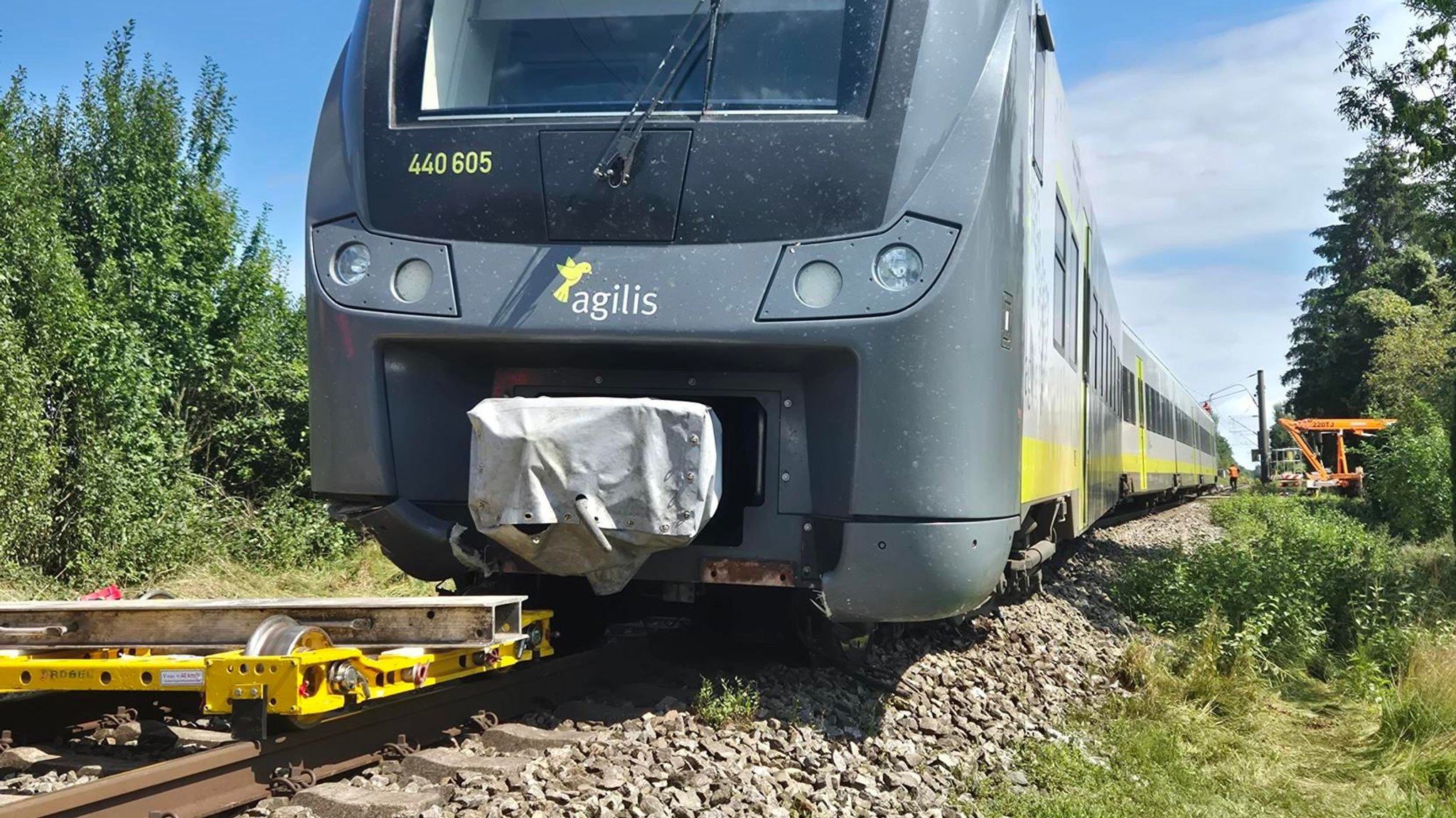 Der zum Teil entgleiste Zug an einem Bahnübergang im Dillinger Stadtteil Steinheim. | Bild: BR/Christian Michael Hammer Der zum Teil entgleiste Zug an einem Bahnübergang im Dillinger Stadtteil Steinheim.