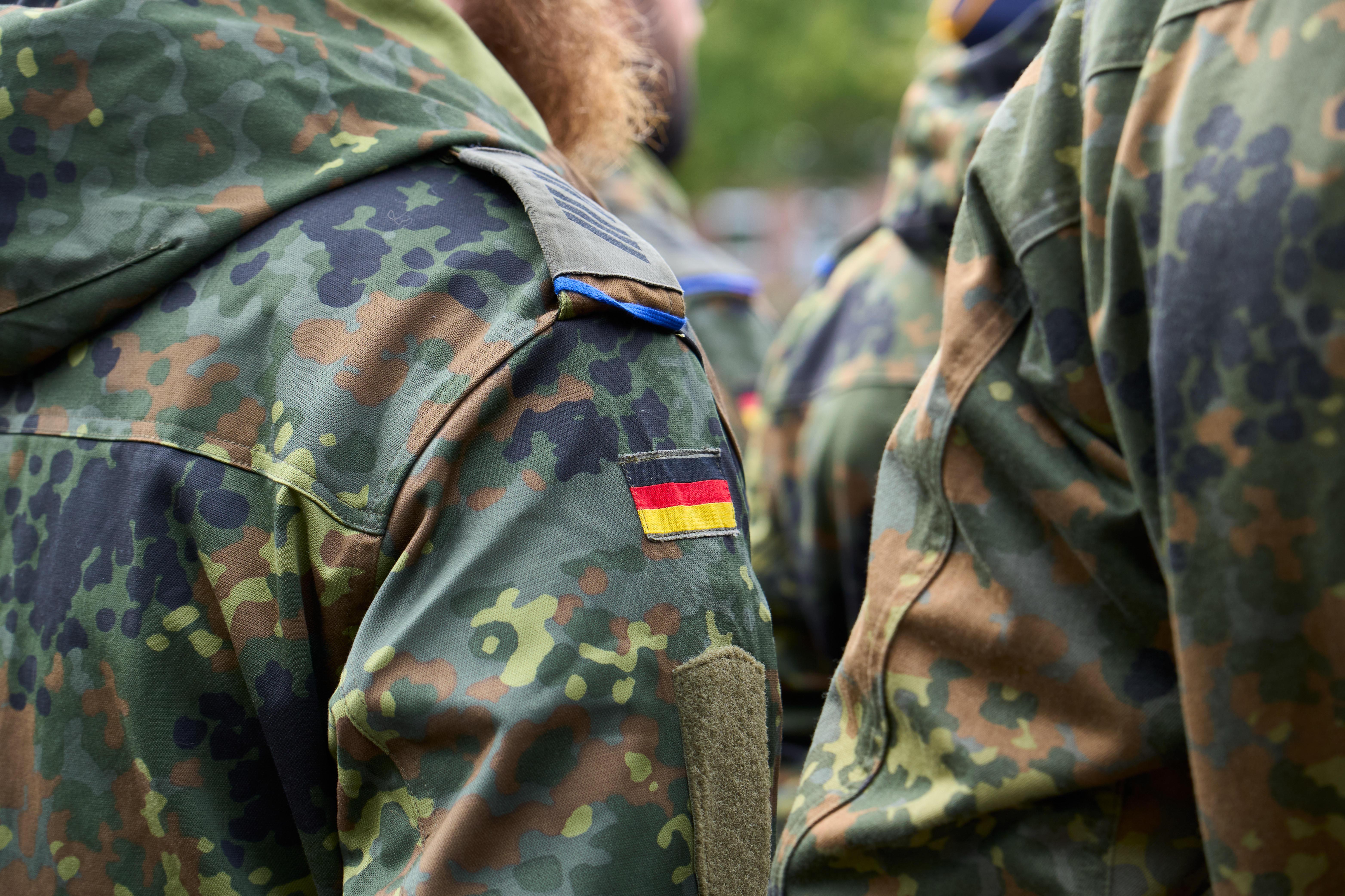 Soldaten der Bundeswehr in Flecktarn-Uniformen. 