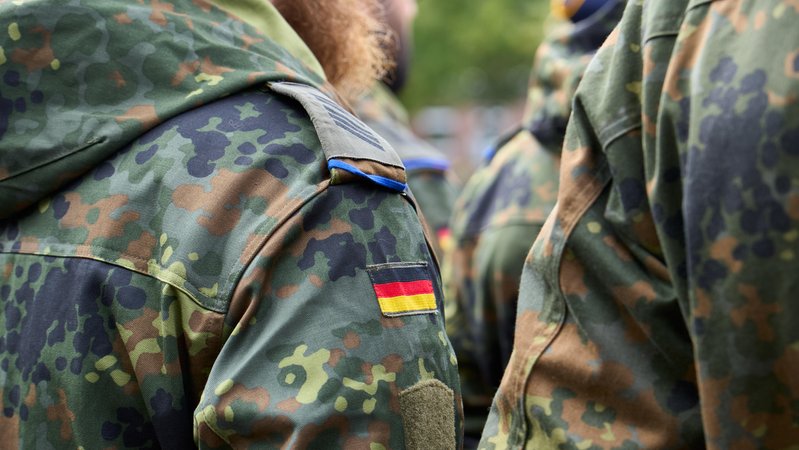 Soldaten der Bundeswehr in Flecktarn-Uniformen. | Bild: picture alliance / CHROMORANGE | Michael Bihlmayer Soldaten der Bundeswehr in Flecktarn-Uniformen.